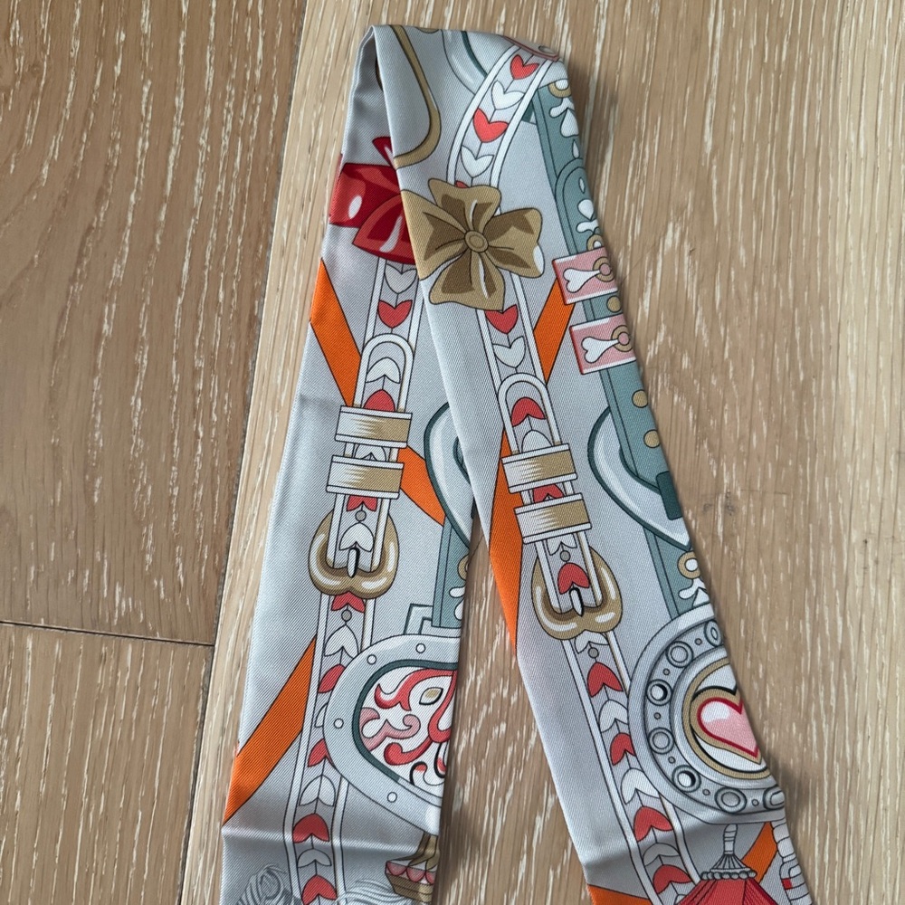NWOT Hermes silk twilly scarf Harnais De Coeur Twilly Gris Perle Orange Gris - Picture 3 of 5